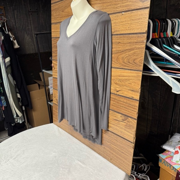 Hue brand size small Gray V-Neck Women's Top tunic length - Picture 5 of 5